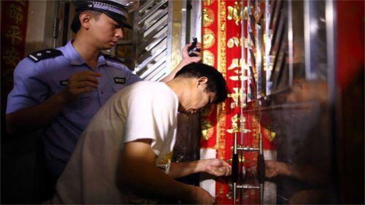 者相镇请开锁师傅开了锁后，师傅为什么一般都不进门，就算主人请也不进去？